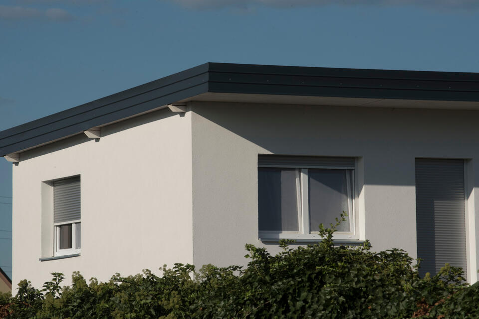 modern roof-white house with black flat roof