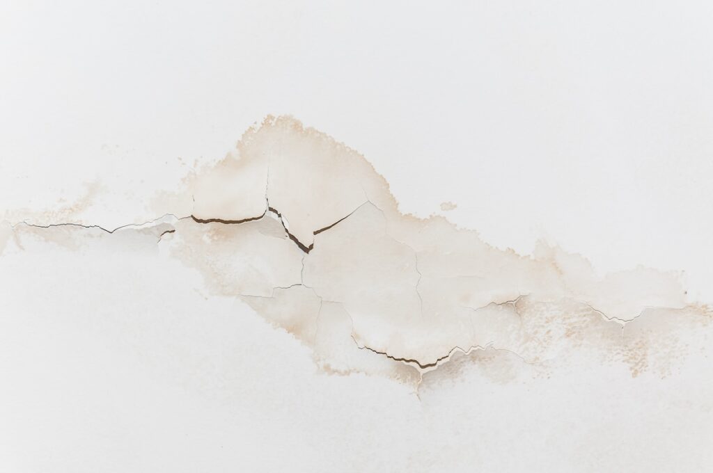 flat roof water stain and crack
